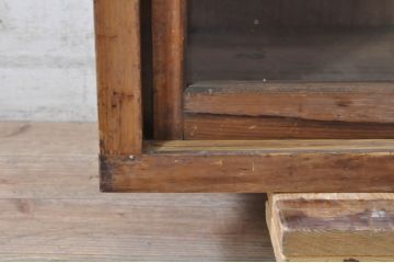和製アンティーク　古い木味が素朴で懐かしい雰囲気を醸し出すガラス戸棚(収納棚、食器棚、飾り棚、キャビネット)(R-073630)