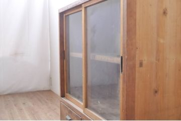 和製アンティーク　古い木味が素朴で懐かしい雰囲気を醸し出す引き出し付き戸棚(収納棚、食器棚、飾り棚、キャビネット)(R-073631)