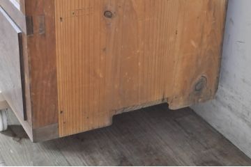 和製アンティーク　古い木味が素朴で懐かしい雰囲気を醸し出す引き出し付き戸棚(収納棚、食器棚、飾り棚、キャビネット)(R-073631)