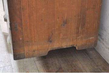 和製アンティーク　古い木味が素朴で懐かしい雰囲気を醸し出す引き出し付き戸棚(収納棚、食器棚、飾り棚、キャビネット)(R-073632)