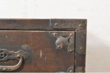 和製アンティーク　時代の流れを感じる佇まいが味わい深い小振りな帳場箪笥(引き出し、収納箪笥、整理タンス、時代箪笥)(R-073634)