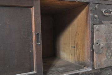 和製アンティーク　時代の流れを感じる佇まいが味わい深い小振りな帳場箪笥(引き出し、収納箪笥、整理タンス、時代箪笥)(R-073634)