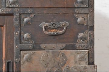 和製アンティーク　時代の流れを感じる佇まいが味わい深い小振りな帳場箪笥(引き出し、収納箪笥、整理タンス、時代箪笥)(R-073634)