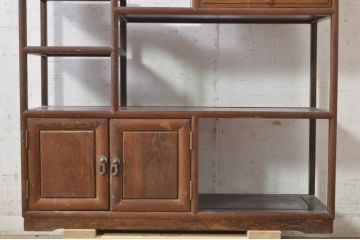 和製ビンテージ　鉄刀木(タガヤサン)　美しい木目とユニークな取っ手のデザインが目を惹く茶棚(違い棚、飾り棚、戸棚、収納棚、ヴィンテージ)(R-073637)