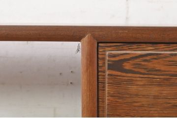 和製ビンテージ　鉄刀木(タガヤサン)　美しい木目とユニークな取っ手のデザインが目を惹く茶棚(違い棚、飾り棚、戸棚、収納棚、ヴィンテージ)(R-073637)