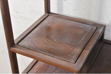 和製ビンテージ　鉄刀木(タガヤサン)　美しい木目とユニークな取っ手のデザインが目を惹く茶棚(違い棚、飾り棚、戸棚、収納棚、ヴィンテージ)(R-073637)