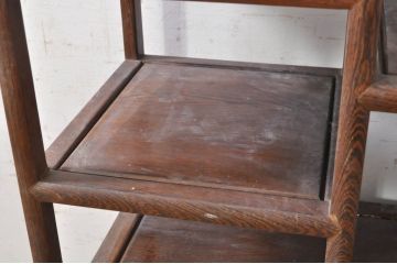 和製ビンテージ　鉄刀木(タガヤサン)　美しい木目とユニークな取っ手のデザインが目を惹く茶棚(違い棚、飾り棚、戸棚、収納棚、ヴィンテージ)(R-073637)