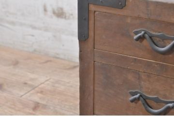 和製アンティーク　天板一枚板　昔懐かしい風合いが魅力の金具付き両袖机(デスク、文机、座机、ローテーブル、在宅用、在宅ワーク用、作業台)(R-073639)
