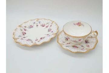 イギリス　ロイヤルクラウン　ダービー　ロイヤルアントワネット　ゴールドと花柄のデザインが素敵なトリオセット(ティーカップ&ソーサー、プレート、皿、C&S、ROYAL CROWN DERBY、洋食器)(R-073653)