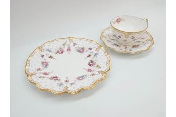 イギリス　ロイヤルクラウン　ダービー　ロイヤルアントワネット　ゴールドと花柄のデザインが素敵なトリオセット(ティーカップ&ソーサー、プレート、皿、C&S、ROYAL CROWN DERBY、洋食器)(R-073653)
