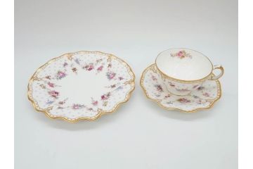 イギリス　ロイヤルクラウン　ダービー　ロイヤルアントワネット　ゴールドと花柄のデザインが素敵なトリオセット(ティーカップ&ソーサー、プレート、皿、C&S、ROYAL CROWN DERBY、洋食器)(R-073653)