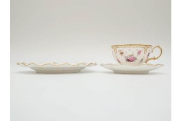 イギリス　ロイヤルクラウン　ダービー　ロイヤルアントワネット　ゴールドと花柄のデザインが素敵なトリオセット(ティーカップ&ソーサー、プレート、皿、C&S、ROYAL CROWN DERBY、洋食器)(R-073653)