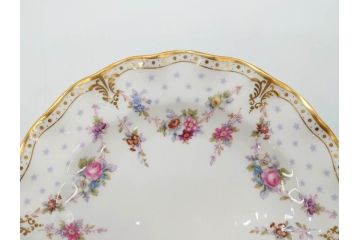 イギリス　ロイヤルクラウン　ダービー　ロイヤルアントワネット　ゴールドと花柄のデザインが素敵なトリオセット(ティーカップ&ソーサー、プレート、皿、C&S、ROYAL CROWN DERBY、洋食器)(R-073653)