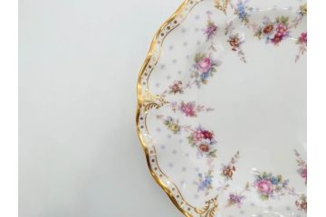 イギリス　ロイヤルクラウン　ダービー　ロイヤルアントワネット　ゴールドと花柄のデザインが素敵なトリオセット(ティーカップ&ソーサー、プレート、皿、C&S、ROYAL CROWN DERBY、洋食器)(R-073653)