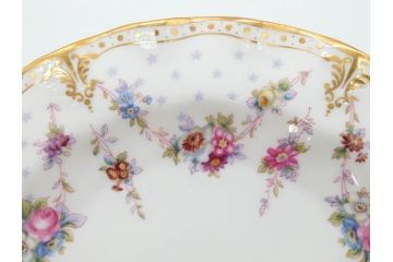 イギリス　ロイヤルクラウン　ダービー　ロイヤルアントワネット　ゴールドと花柄のデザインが素敵なトリオセット(ティーカップ&ソーサー、プレート、皿、C&S、ROYAL CROWN DERBY、洋食器)(R-073653)