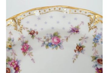 イギリス　ロイヤルクラウン　ダービー　ロイヤルアントワネット　ゴールドと花柄のデザインが素敵なトリオセット(ティーカップ&ソーサー、プレート、皿、C&S、ROYAL CROWN DERBY、洋食器)(R-073653)