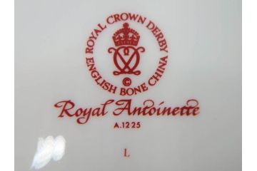 イギリス　ロイヤルクラウン　ダービー　ロイヤルアントワネット　ゴールドと花柄のデザインが素敵なトリオセット(ティーカップ&ソーサー、プレート、皿、C&S、ROYAL CROWN DERBY、洋食器)(R-073653)