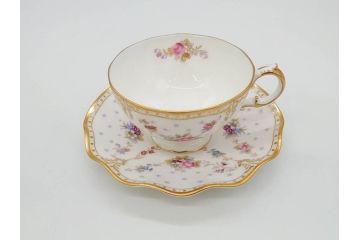 イギリス　ロイヤルクラウン　ダービー　ロイヤルアントワネット　ゴールドと花柄のデザインが素敵なトリオセット(ティーカップ&ソーサー、プレート、皿、C&S、ROYAL CROWN DERBY、洋食器)(R-073653)