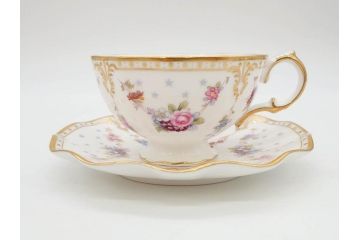 イギリス　ロイヤルクラウン　ダービー　ロイヤルアントワネット　ゴールドと花柄のデザインが素敵なトリオセット(ティーカップ&ソーサー、プレート、皿、C&S、ROYAL CROWN DERBY、洋食器)(R-073653)
