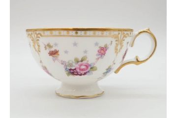 イギリス　ロイヤルクラウン　ダービー　ロイヤルアントワネット　ゴールドと花柄のデザインが素敵なトリオセット(ティーカップ&ソーサー、プレート、皿、C&S、ROYAL CROWN DERBY、洋食器)(R-073653)