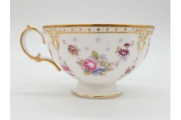 イギリス　ロイヤルクラウン　ダービー　ロイヤルアントワネット　ゴールドと花柄のデザインが素敵なトリオセット(ティーカップ&ソーサー、プレート、皿、C&S、ROYAL CROWN DERBY、洋食器)(R-073653)
