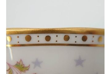 イギリス　ロイヤルクラウン　ダービー　ロイヤルアントワネット　ゴールドと花柄のデザインが素敵なトリオセット(ティーカップ&ソーサー、プレート、皿、C&S、ROYAL CROWN DERBY、洋食器)(R-073653)
