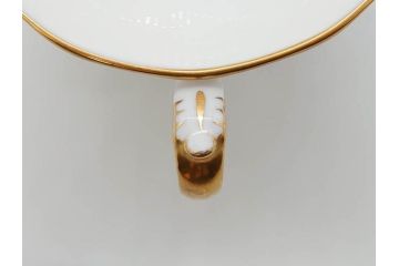 イギリス　ロイヤルクラウン　ダービー　ロイヤルアントワネット　ゴールドと花柄のデザインが素敵なトリオセット(ティーカップ&ソーサー、プレート、皿、C&S、ROYAL CROWN DERBY、洋食器)(R-073653)