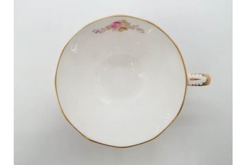 イギリス　ロイヤルクラウン　ダービー　ロイヤルアントワネット　ゴールドと花柄のデザインが素敵なトリオセット(ティーカップ&ソーサー、プレート、皿、C&S、ROYAL CROWN DERBY、洋食器)(R-073653)
