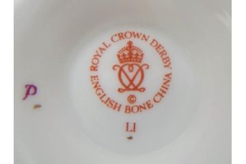 イギリス　ロイヤルクラウン　ダービー　ロイヤルアントワネット　ゴールドと花柄のデザインが素敵なトリオセット(ティーカップ&ソーサー、プレート、皿、C&S、ROYAL CROWN DERBY、洋食器)(R-073653)