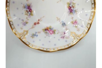 イギリス　ロイヤルクラウン　ダービー　ロイヤルアントワネット　ゴールドと花柄のデザインが素敵なトリオセット(ティーカップ&ソーサー、プレート、皿、C&S、ROYAL CROWN DERBY、洋食器)(R-073653)