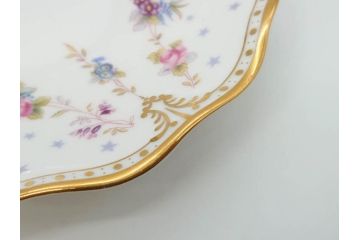 イギリス　ロイヤルクラウン　ダービー　ロイヤルアントワネット　ゴールドと花柄のデザインが素敵なトリオセット(ティーカップ&ソーサー、プレート、皿、C&S、ROYAL CROWN DERBY、洋食器)(R-073653)