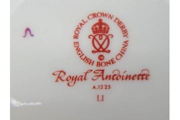イギリス　ロイヤルクラウン　ダービー　ロイヤルアントワネット　ゴールドと花柄のデザインが素敵なトリオセット(ティーカップ&ソーサー、プレート、皿、C&S、ROYAL CROWN DERBY、洋食器)(R-073653)