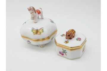 ヘレンド　ハンガリー　HEREND HVNGARY　干支　馬　猪　鮮やかな色彩と可愛らしいデザインが魅力的なボンボニエール2個セット(ウマ、イノシシ、HUNGARY、ヴィクトリア・プレーン、小筺、ボンボン、小物入れ、洋食器)(R-073656)