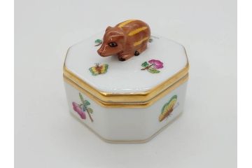 ヘレンド　ハンガリー　HEREND HVNGARY　干支　馬　猪　鮮やかな色彩と可愛らしいデザインが魅力的なボンボニエール2個セット(ウマ、イノシシ、HUNGARY、ヴィクトリア・プレーン、小筺、ボンボン、小物入れ、洋食器)(R-073656)