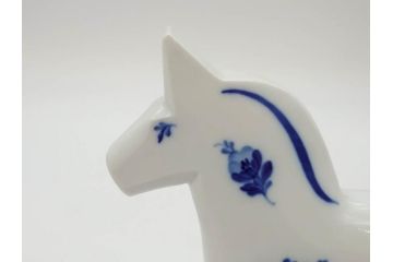 デンマーク　ROYAL COPENHAGEN(ロイヤルコペンハーゲン)　馬　なめらかなフォルムと美しい絵付けが優雅さを演出するフィギュリン(幸せを運ぶ馬、ダーラナホース、フラワー、花、ブルー、置物、オブジェ)(R-073658)
