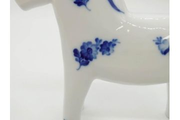 デンマーク　ROYAL COPENHAGEN(ロイヤルコペンハーゲン)　馬　なめらかなフォルムと美しい絵付けが優雅さを演出するフィギュリン(幸せを運ぶ馬、ダーラナホース、フラワー、花、ブルー、置物、オブジェ)(R-073658)