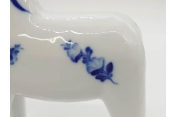 デンマーク　ROYAL COPENHAGEN(ロイヤルコペンハーゲン)　馬　なめらかなフォルムと美しい絵付けが優雅さを演出するフィギュリン(幸せを運ぶ馬、ダーラナホース、フラワー、花、ブルー、置物、オブジェ)(R-073658)