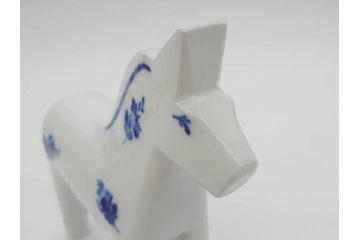 デンマーク　ROYAL COPENHAGEN(ロイヤルコペンハーゲン)　馬　なめらかなフォルムと美しい絵付けが優雅さを演出するフィギュリン(幸せを運ぶ馬、ダーラナホース、フラワー、花、ブルー、置物、オブジェ)(R-073658)