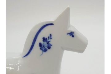 デンマーク　ROYAL COPENHAGEN(ロイヤルコペンハーゲン)　馬　なめらかなフォルムと美しい絵付けが優雅さを演出するフィギュリン(幸せを運ぶ馬、ダーラナホース、フラワー、花、ブルー、置物、オブジェ)(R-073658)