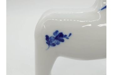 デンマーク　ROYAL COPENHAGEN(ロイヤルコペンハーゲン)　馬　なめらかなフォルムと美しい絵付けが優雅さを演出するフィギュリン(幸せを運ぶ馬、ダーラナホース、フラワー、花、ブルー、置物、オブジェ)(R-073658)