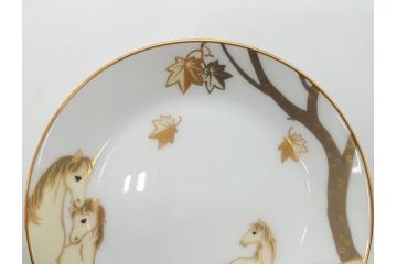 大倉陶園(OKURA、OAC)　碗皿暦　雨(水無月)　ハンドペイント・ピンクローズ　馬　Limited Edition　華やかな色彩と様々なデザインが楽しめるカップ&ソーサー4客セット(金彩、HAND PAINTED、薔薇、バラ、ばら、デミタス、うま、ウマ、ホース、C&S、洋食器)(R-073661)