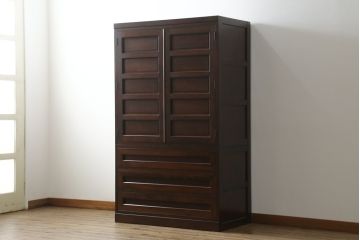 中古　美品　松本民芸家具　気品溢れるシックな佇まいが魅力的!! 高山式デザインのワードローブ(和タンス、収納棚、戸棚、キャビネット)(定価約79万円)(R-073669)