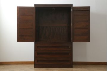 中古　美品　松本民芸家具　気品溢れるシックな佇まいが魅力的!! 高山式デザインのワードローブ(和タンス、収納棚、戸棚、キャビネット)(定価約79万円)(R-073669)