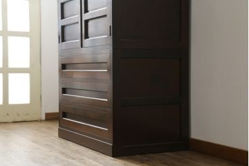 中古　美品　松本民芸家具　気品溢れるシックな佇まいが魅力的!! 高山式デザインのワードローブ(和タンス、収納棚、戸棚、キャビネット)(定価約79万円)(R-073669)