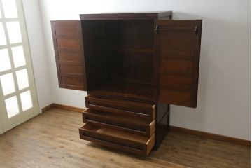 中古　美品　松本民芸家具　気品溢れるシックな佇まいが魅力的!! 高山式デザインのワードローブ(和タンス、収納棚、戸棚、キャビネット)(定価約79万円)(R-073669)