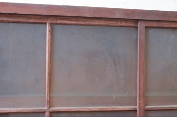 和製アンティーク　古い木味が素敵な昔懐かしい雰囲気のサイドボード(サイドキャビネット、食器棚、飾り棚、戸棚、ガラスケース)(R-073673)