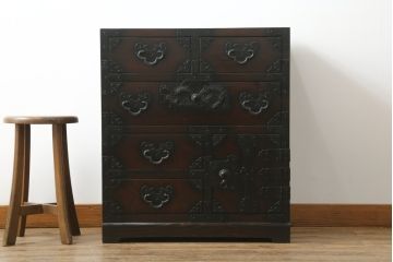 中古　美品　落ち着いた深い色味が魅力的なアンティーク調和箪笥(時代箪笥、衣装箪笥、収納箪笥、整理箪笥、タンス、引き出し)(R-073680)