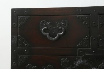 中古　美品　落ち着いた深い色味が魅力的なアンティーク調和箪笥(時代箪笥、衣装箪笥、収納箪笥、整理箪笥、タンス、引き出し)(R-073680)
