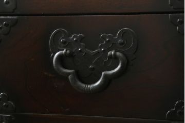 中古　美品　落ち着いた深い色味が魅力的なアンティーク調和箪笥(時代箪笥、衣装箪笥、収納箪笥、整理箪笥、タンス、引き出し)(R-073680)