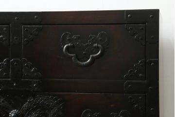 中古　美品　落ち着いた深い色味が魅力的なアンティーク調和箪笥(時代箪笥、衣装箪笥、収納箪笥、整理箪笥、タンス、引き出し)(R-073680)